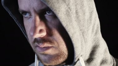 Hood ile genç adam