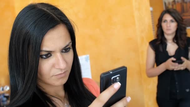 Брюнетка жінка використовує смартфон — стокове відео