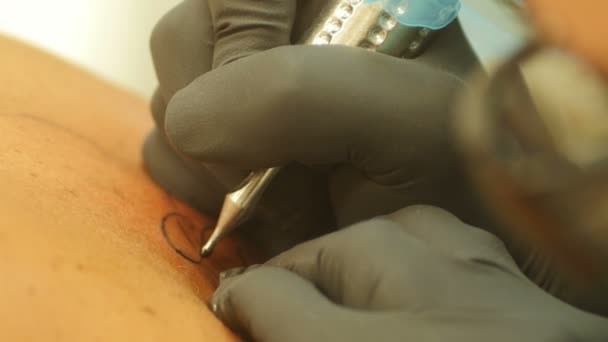 Tattoo barátait művész munkahelyi — Stock videók