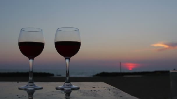 Copos de vinho tinto ao pôr do sol — Vídeo de Stock