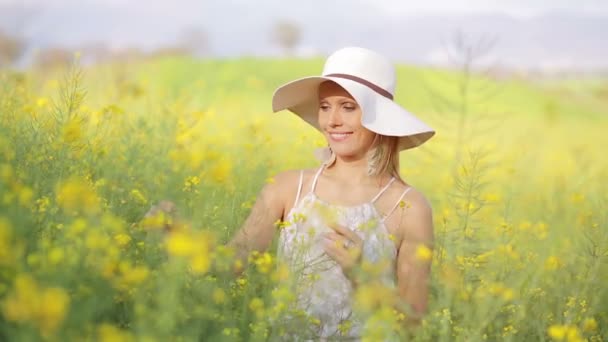 Frau auf dem Feld mit Blumen — Stockvideo