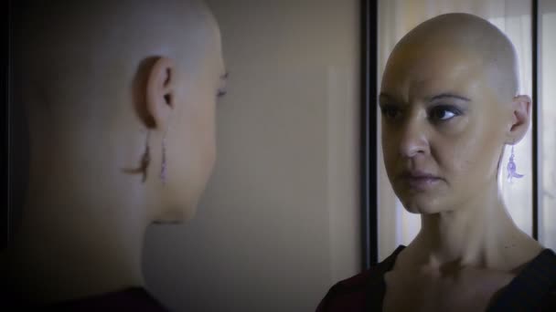 Жінка, що страждає від раку, дивиться у дзеркало: самотність, смуток, депривація — стокове відео