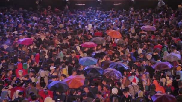 ローマ、イタリア、5 月 1日、2015-人ステージの前に雨の下でコンサートを見て: ローマ、1 が — ストック動画