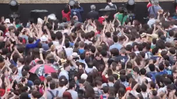 Rome (Italië), mei 1, 2015-mensen kijken naar een concert onder de regen voor het podium: Rome, 1 mei — Stockvideo