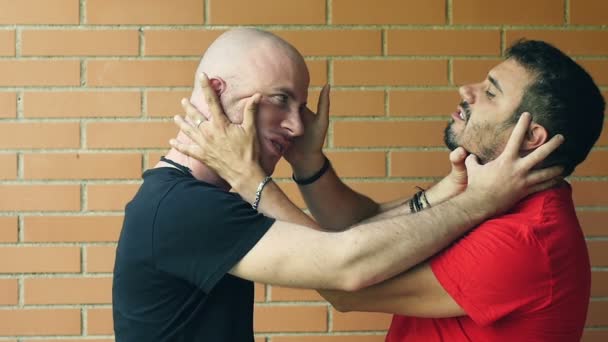 Homens lutando contra a parede: violência, luta, entrar em lutas. Movimento lento — Vídeo de Stock