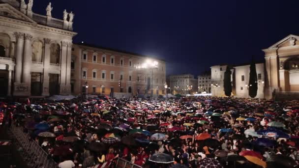 Roma, Italia, 1 de mayo de 2015- Gente viendo un concierto bajo la lluvia frente al escenario: Roma, 1 de mayo — Vídeos de Stock