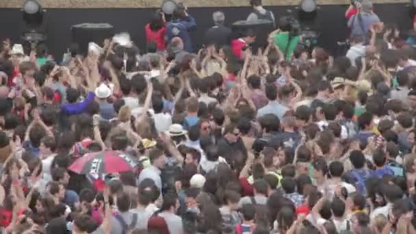 5 월 1 일 2015-사람들이 비 무대 앞에서 콘서트를 보고 로마, 이탈리아: 로마, 1 수 — 비디오