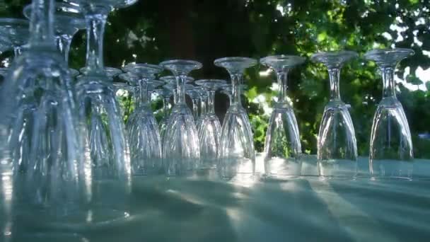 日光はテーブルの上のガラスをヒット — ストック動画