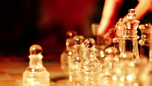 Bewegende glas stukken op het schaakbord — Stockvideo