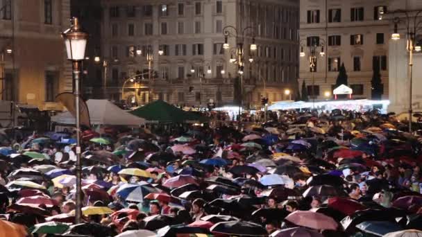 罗马，意大利，五月一日，2015年-人观看音乐会舞台前雨下︰ 罗马，1 可能 — 图库视频影像