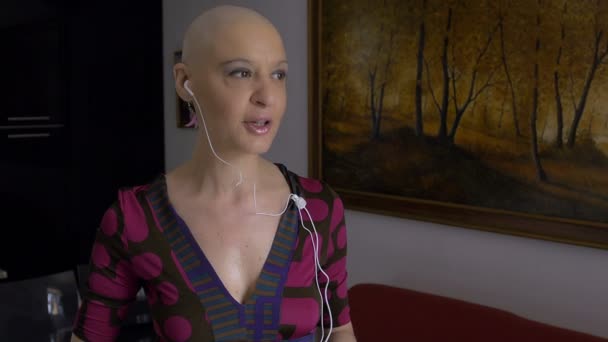 Woman cancer survivor speaking at mobile phone smiling: chemotherapy, bald, — Stock Video