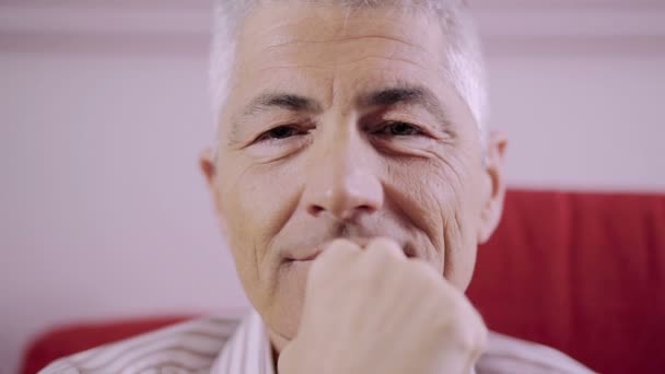 Пенсионер улыбается в камеру — стоковое видео