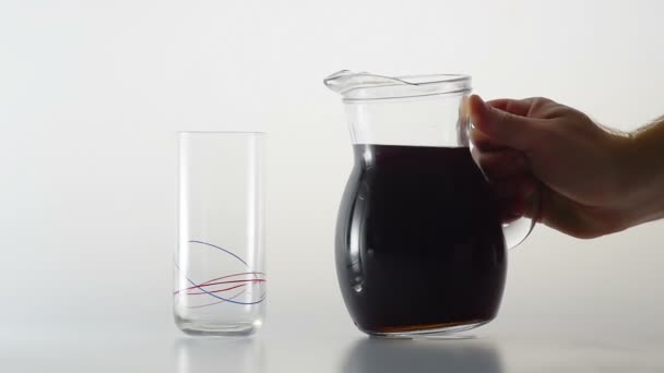 Наливая стакан с колой — стоковое видео