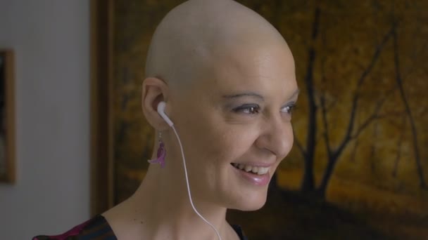 Woman cancer survivor talking at the mobile phone: life, happy, 4k — Stock Video