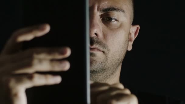 Mann mit Tablet im dunklen Hintergrund: Touchscreen, Technologie, Internet, Finger — Stockvideo