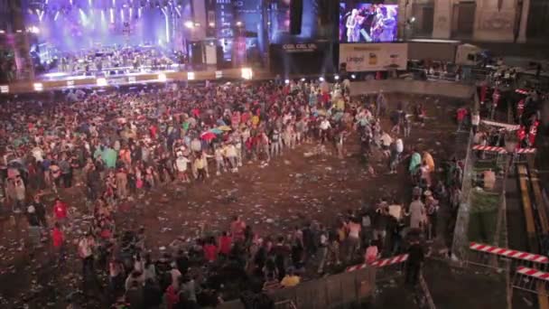 Rome (Italië), mei 1, 2015-mensen kijken naar een concert onder de regen voor het podium: Rome, 1 mei — Stockvideo