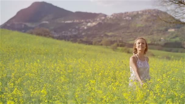 Mulher com as mãos levantadas no campo de primavera — Vídeo de Stock