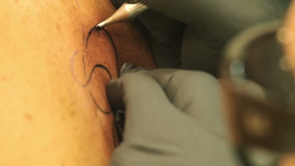 Tatoo'artists berabere ve kuru renk — Stok video