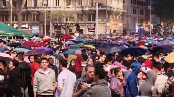 Rom, Italien, maj 1, 2015-människor tittar på en konsert under regn framför scenen: Rom, 1 maj — Stockvideo