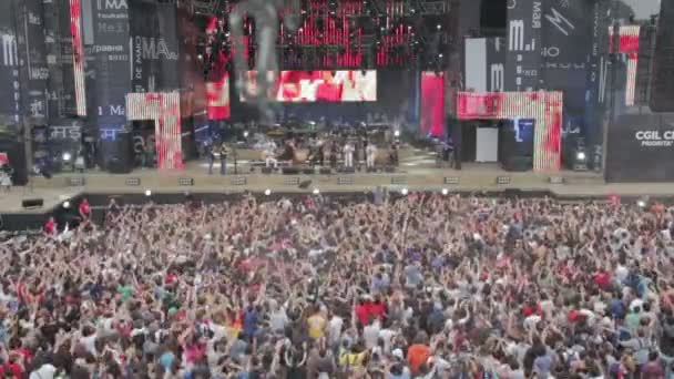 Roma, Italia, 1 de mayo de 2015- Gente viendo un concierto bajo la lluvia frente al escenario: Roma, 1 de mayo — Vídeo de stock