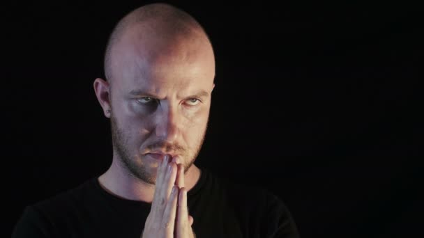 Mladý muž se modlí — Stock video