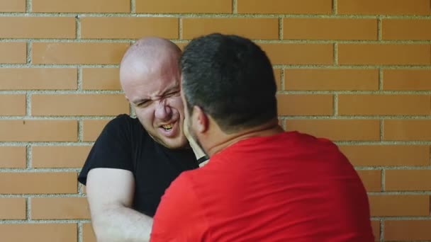 Dois homens lutando com as mãos em seus rostos: briga, luta, conflito. Movimento lento — Vídeo de Stock