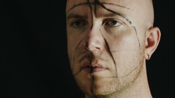 Einsamer Mann in der Dunkelheit mit Zeichen im Gesicht: traurige, sich öffnende Augen — Stockvideo