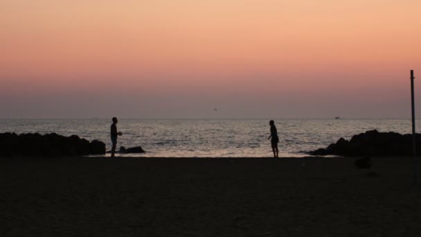 Δύο παιδιά παίζοντας beach-τένις — Αρχείο Βίντεο