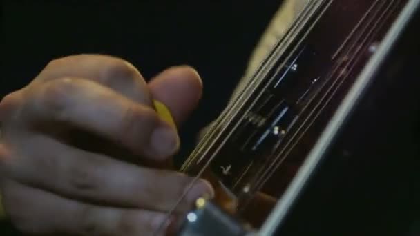 Guitarrista tocando la guitarra eléctrica — Vídeo de stock