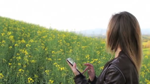 Menina com tablet digital — Vídeo de Stock