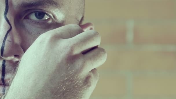 Uomo che divide il viso con linee nere: malattia mentale — Video Stock