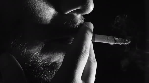 Close-up retrato de um jovem fumando cigarro na escuridão: sozinho, triste — Vídeo de Stock