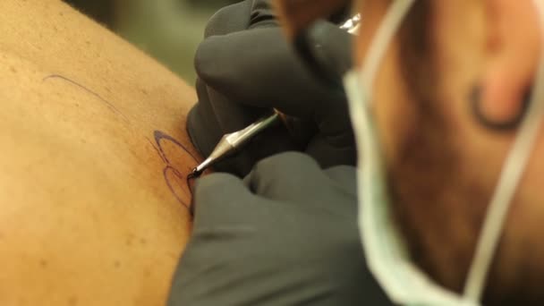 Tatoos artist's handen werken — Stockvideo