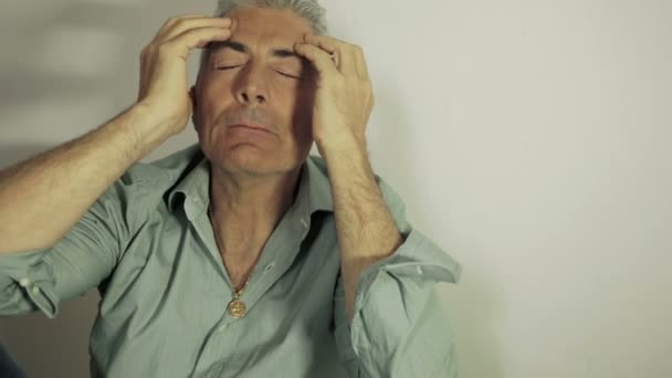 Отчаянный человек держит голову руками: депрессия, одиночество, ошибки — стоковое видео