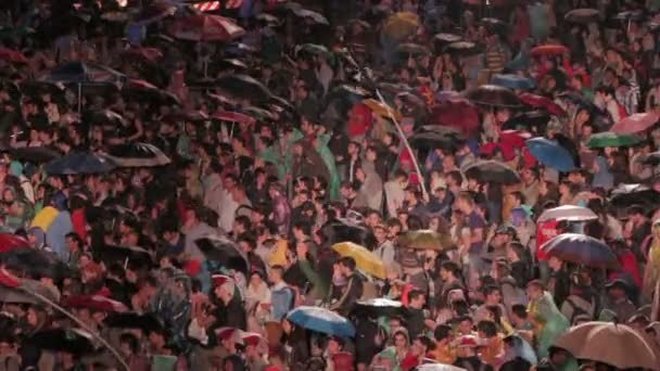 Rome (Italië), mei 1, 2015-mensen kijken naar een concert onder de regen voor het podium: Rome, 1 mei — Stockvideo