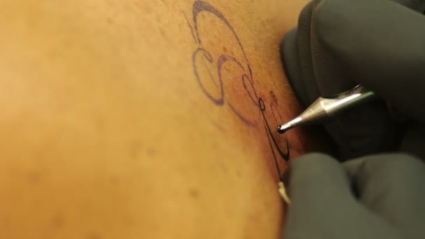 Βελόνα του τατουάζ καλλιτέχνη, ο οποίος λειτουργεί στο παρασκήνιο — Αρχείο Βίντεο