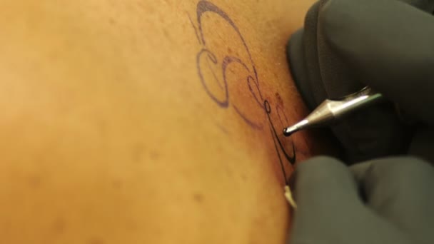 aiguille de tatoueur qui travaille sur fond 