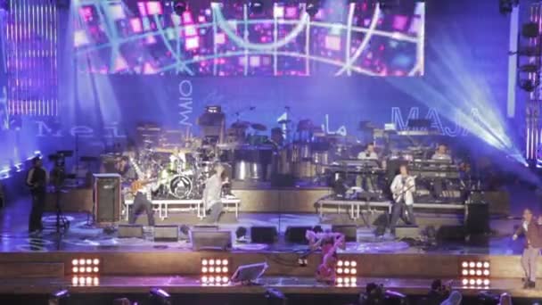 Roma, Italia, 1 de mayo de 2015- Gente viendo un concierto bajo la lluvia frente al escenario: Roma, 1 de mayo — Vídeo de stock