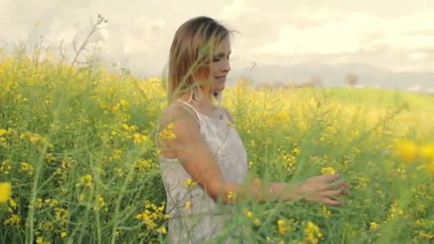 Mulher bonita em vestido branco — Vídeo de Stock