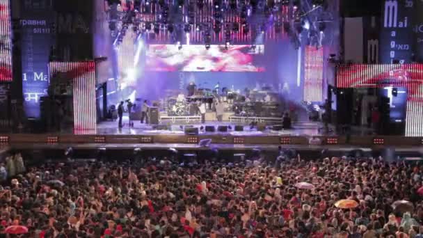 Roma, Italia, 1 de mayo de 2015- Gente viendo un concierto bajo la lluvia frente al escenario: Roma, 1 de mayo — Vídeo de stock