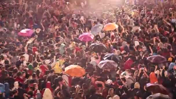 Ρώμη, Ιταλία, Μάιος 1, 2015-οι άνθρωποι παρακολουθώντας μια συναυλία υπό βροχή μπροστά στη σκηνή: Ρώμη, 1 Μαΐου — Αρχείο Βίντεο
