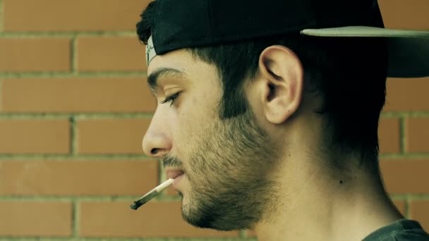 Joven fumando, 4k filmación, marihuana conjunta — Vídeos de Stock