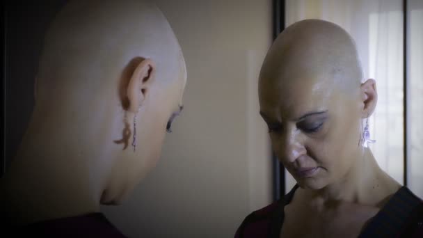 Donna colpita da cancro si guarda allo specchio: solitudine, tristezza, disagio — Video Stock