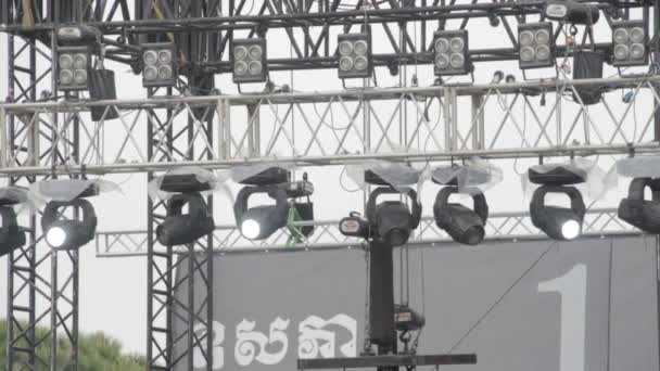 Roma, Itália, maio 1,2015- checando holofotes no palco do concerto de música rock — Vídeo de Stock
