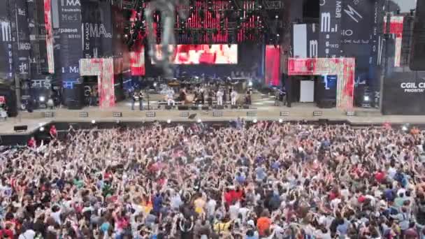 Róma, május 1, 2015-ember nézi a koncert alatt a színpad előtt az eső: Róma, május 1 — Stock videók