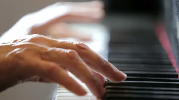 Pianist spielt klassische Musik — Stockvideo