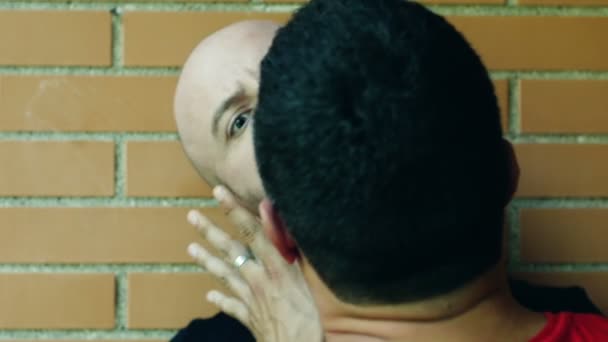 Zwei Männer kämpfen, indem sie ihre Hände über Gesicht und Hals legen. Zeitlupe — Stockvideo