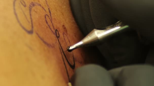 Tatooer de hand kleuren in zwart de tatoo's — Stockvideo