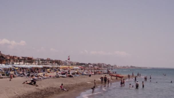 Сім'ї насолоджуватися пляжем Остії, Рим (Італія), 15 липня, 2015 — стокове відео