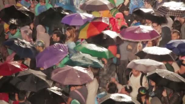 Roma, Itália, 1 de maio de 2015- Pessoas assistindo a um concerto sob a chuva em frente ao palco: Roma, 1 de maio — Vídeo de Stock